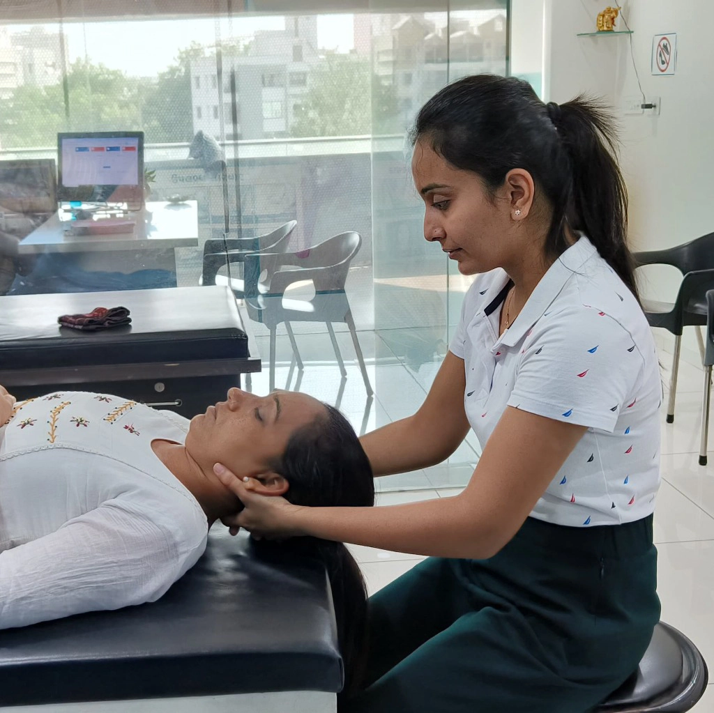 Cervical pain treatment with manual traction 